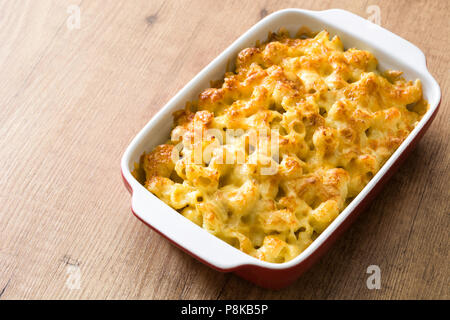 Typische amerikanische Makkaroni und Käse auf dem Holztisch Stockfoto