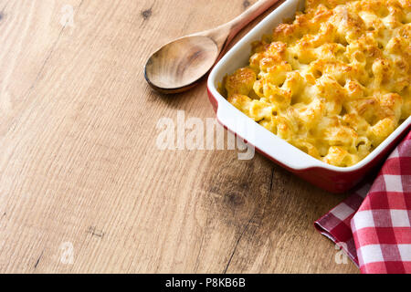 Typische amerikanische Makkaroni und Käse auf dem Holztisch Stockfoto