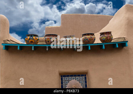 Südwesten Adobe Stil dekoriert mit handgefertigten Mexikanischen Keramikgefäße, Taos, New Mexico Stockfoto