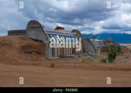 Organische nachhaltigen Wohnungsbau in einem earthship Community am Stadtrand von Taos New Mexico der Verwendung von recycelten und nachhaltigen Baumaterialien Stockfoto