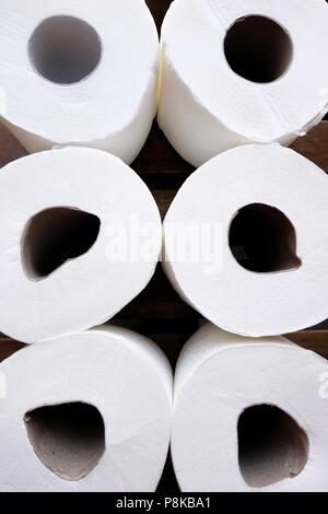 Rollen mit weichen, weißen Toilettenpapier Papier (Toilettenpapier) Stockfoto