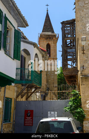 Renovierten osmanischen Häuser in der Arabahmet District (UN-Pufferzone im Hintergrund) im Norden von Nikosia (lefkosa), Türkische Republik Nordzypern Stockfoto