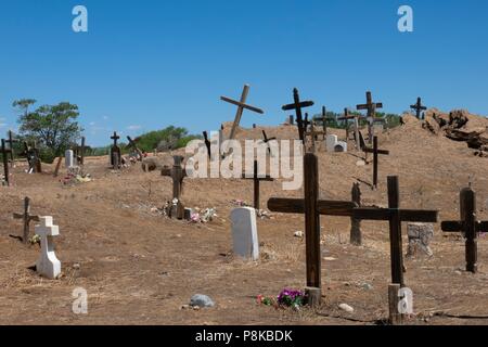 Handgemachte hölzerne Kreuze in den nativen amerikanischen Friedhof in Taos Pueblo New Mexico Stockfoto