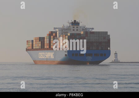 Stern Blick Auf Das Containerschiff COSCO, CSCL FRÜHLING, Als Sie Den Hafen Von Los Angeles verlässt, Den Angels Gate Lighthouse Auf Der Rechten Seite. Stockfoto