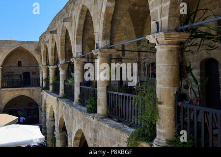 Die gewölbten Galerien der Büyük Han, eine ehemalige Karawanserei, in Nikosia (lefkosa), Türkische Republik Nordzypern Stockfoto