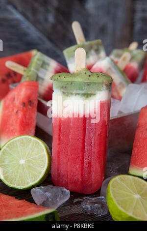 Hausgemachte fruchtige Eis Eis am Stiel mit frischem Wasser Melone Stockfoto