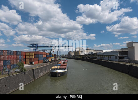 Das Containerschiff unabhängige Be- und Entladung im südlichen Teil der Frankfurter Osthafen. Stockfoto