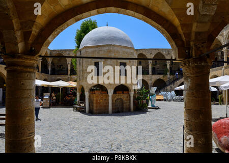 Der Innenhof und der zentralen Mesjid der Büyük Han, eine ehemalige Karawanserei, in Nikosia (lefkosa), Türkische Republik Nordzypern Stockfoto