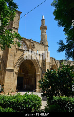 Selimiye Moschee (früher die Kathedrale der hl. Sophia) im Norden von Nikosia (lefkosa), Türkische Republik Nordzypern Stockfoto