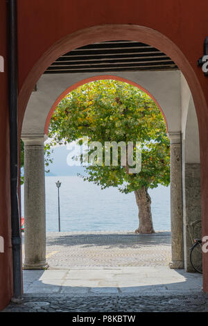 Runde Bogen am See im Sommer Tourismus Stadt am Mittelmeer Stockfoto