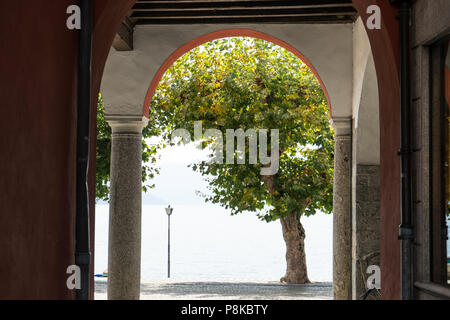 Runde Bogen am See im Sommer Tourismus Stadt am Mittelmeer Stockfoto