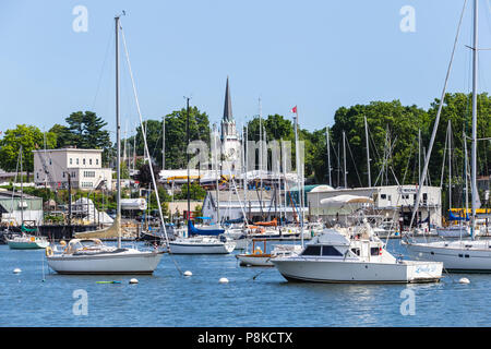 Segelboote und anderen Sportbooten im Osten Becken in Mamaroneck Hafen in Harbour Island Park, Mamaroneck, New York günstig. Stockfoto