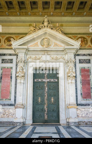 Haupteingang ot der Basilika St. Paul vor den Mauern in Rom, Italien. Stockfoto