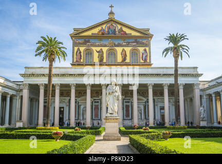 Die Fassade der Basilika St. Paul vor den Mauern in Rom, Italien. Stockfoto