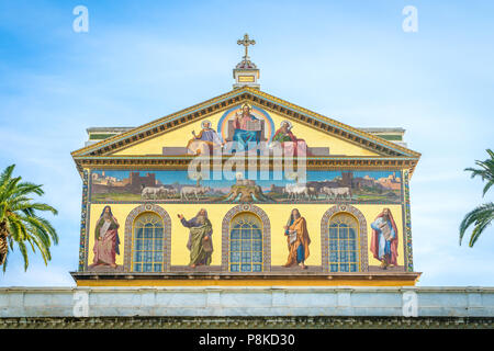 Die Fassade der Basilika St. Paul vor den Mauern in Rom, Italien. Stockfoto