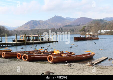 Lady Derwentwater Motorstart mit Derwent Isle im Hintergrund. Keswick Cumbria Großbritannien, Großbritannien Stockfoto