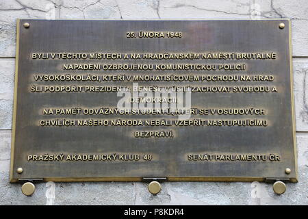 Gedenktafel zur Erinnerung an die 1948 Studentenproteste (siehe Weitere Informationen). Nerudova, Malá Strana (Kleinseite), Prag, Tschechien (Tschechische Republik), Europa Stockfoto