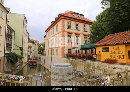 Bootsfahrt auf Čertovka (Devil's Stream aka wenig Prag Venedig), Malá Strana (Kleinseite), Prag, Tschechien (Tschechische Republik), Europa Stockfoto