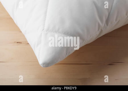 Weiß Kissen close-up auf Holz- Hintergrund. Beschneidungspfad gehören Stockfoto