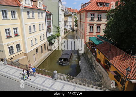 Bootsfahrt auf Čertovka (Devil's Stream aka wenig Prag Venedig), Malá Strana (Kleinseite), Prag, Tschechien (Tschechische Republik), Europa Stockfoto