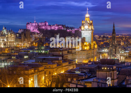 Ein Blick auf die historische Skyline von Edinburgh in Schottland in Richtung Edinburgh Castle Stockfoto