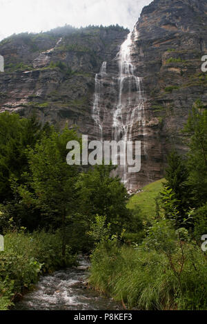 Mürrenbach fällt (auch Mürrenbachfall oder Mürrelbachfälle) in der Nähe von Stechelberg im oberen Lauterbrunnental, Interlaken-Oberhasli, Bern, Schweiz Stockfoto