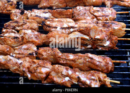 Chicken kebab Platte mit Hummus, Tomate und tabbouleh Salat Stockfoto