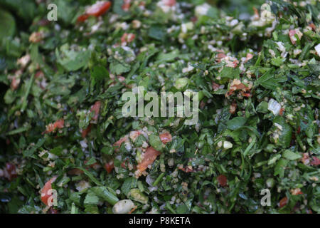 Ein Tablett mit Tabbouleh Salat, ein Naher Osten vegetarischen Salat Stockfoto