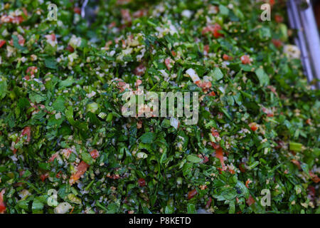 Ein Tablett mit Tabbouleh Salat, ein Naher Osten vegetarischen Salat Stockfoto