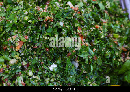 Ein Tablett mit Tabbouleh Salat, ein Naher Osten vegetarischen Salat Stockfoto