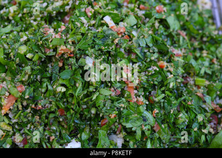 Ein Tablett mit Tabbouleh Salat, ein Naher Osten vegetarischen Salat Stockfoto