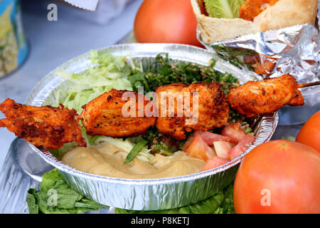 Chicken kebab Platte mit Hummus, Tomate und tabbouleh Salat Stockfoto