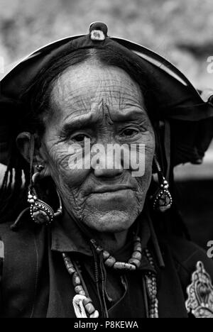 Frau mit alten Stil KOPF PEICE und Silber Verschluss in einem tibetischen buddhistischen Festivals in der DO TARAP TAL - DOLPO BEZIRK, NEPAL Stockfoto