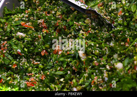 Ein Tablett mit Tabbouleh Salat, ein Naher Osten vegetarischen Salat Stockfoto