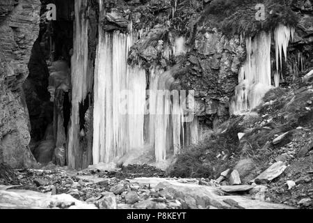 Gefrorenen Wasserfall auf dem Weg nach Phu Dorf auf der NAR PHU TREK - ANNAPURNA CONSERVATION AREA, NEPAL Stockfoto