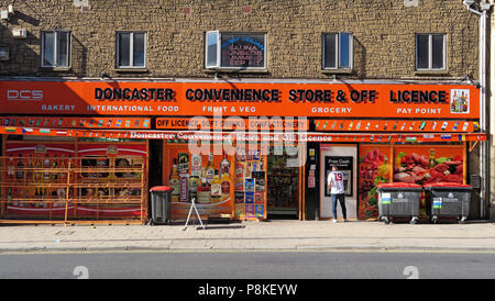 Doncaster Convenience Store und Spirituosengeschäft, DCS, Bäckerei, internationale Speisen, Obst, Gemüse, Lebensmittel, Punkt achten, 8 Holz St, Doncaster, Yorkshire, DN1 3LH Stockfoto