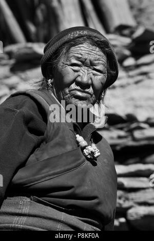 Eine tibetische ältere Frau in NAR Dorf-NAR PHU TREK, ANNAPURNA CONSERVATION AREA, Stockfoto