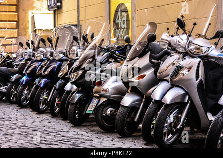 Linie der Motorroller auf einer Straße in Rom Italien geparkt Stockfoto