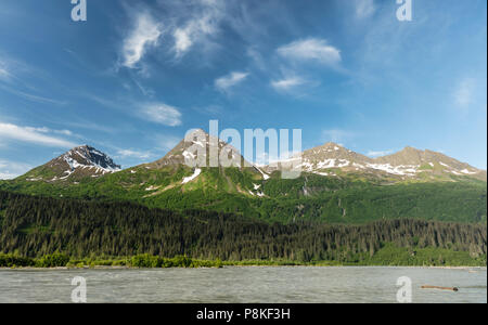 Morgen Licht auf Chugach Mountains und Lowe River in der Nähe von Southcental Valdez in Alaska. Stockfoto