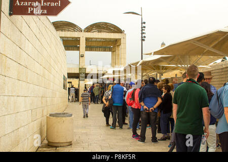 10. Mai 2018 Eine lange, aber geordneten Schlange der Besucher den Tempelberg in Jerusalem Israel geben Sie den Felsendom Schrein zu besuchen Stockfoto