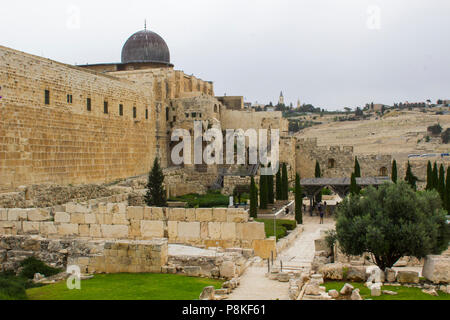 Die Kuppel der Al-Aksa-Moschee auf theTemple Berg in Jerusalem mit einem Teil der südlichen Wand des antiken Tempels montieren Stockfoto