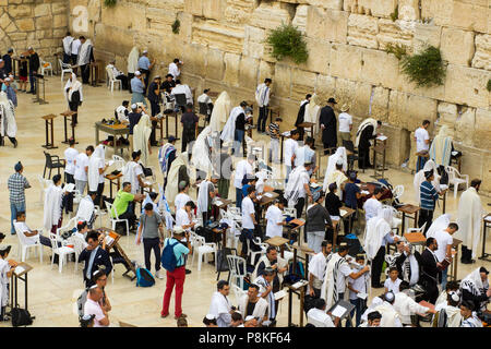 10. Mai 2018 jüdische Männer im Gebet Schals und gebetsriemen inbrünstig beten in Richtung der traditionellen heiligen Ort an der Klagemauer in Jerusalem, Israel Stockfoto