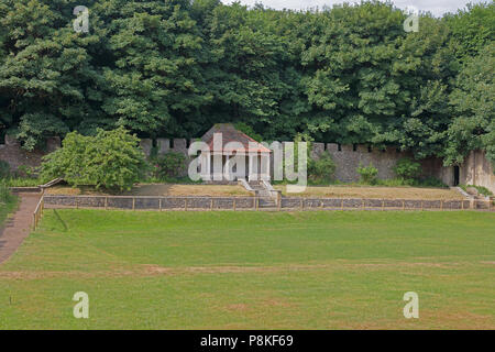 Die gut gepflegte "walled gardens" von Dunraven Schloss mit seinen Zinnen Mauern und gepflegten Rasen sowie Obstgarten und kleinen fließenden Strom. Stockfoto