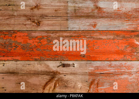 Altes verwittertes Holz mit verwitterten Peeling und Abblättern roter Farbe Hintergrund Textur in einem Full Frame anzeigen Stockfoto