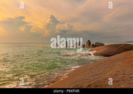 Morgen auf der Insel Koh Samui, in der Nähe der Felsen Hin Ta und Hin Yai. Stockfoto