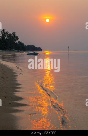 Ein farbenfroher Sonnenuntergang auf der Insel Koh Samui in Thailand. Stockfoto