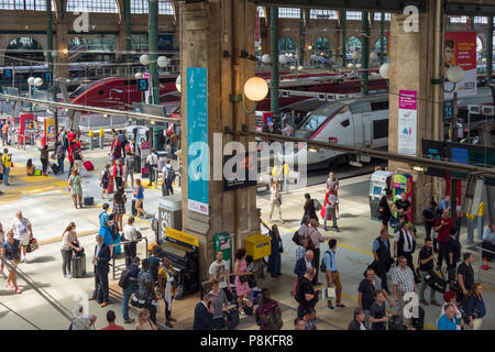 Paris, Frankreich, 20. Juni 2018: Die Menschen warten auf ihre Züge in der Aula der Bahnhof Gare du Nord. Stockfoto