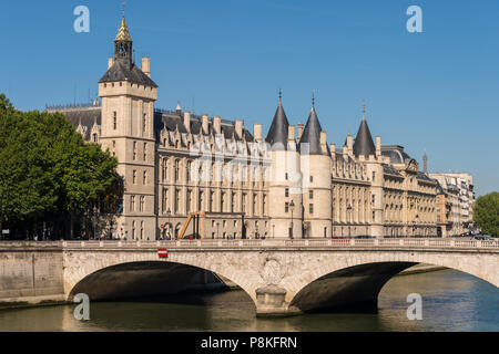 Paris, Frankreich, 23. Juni 2018: Die "Pont au Change' Brücke über Fluss Seine und der ehemalige Königspalast und Gefängnis' La Conciergerie' Stockfoto