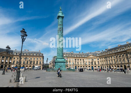 Paris, Frankreich, 23. Juni 2018: Weitwinkelansicht Place Vendome Platz mit blauen Himmel. Stockfoto