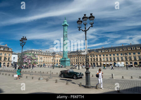 Paris, Frankreich, 23. Juni 2018: Weitwinkelansicht Place Vendome Platz mit blauen Himmel. Stockfoto